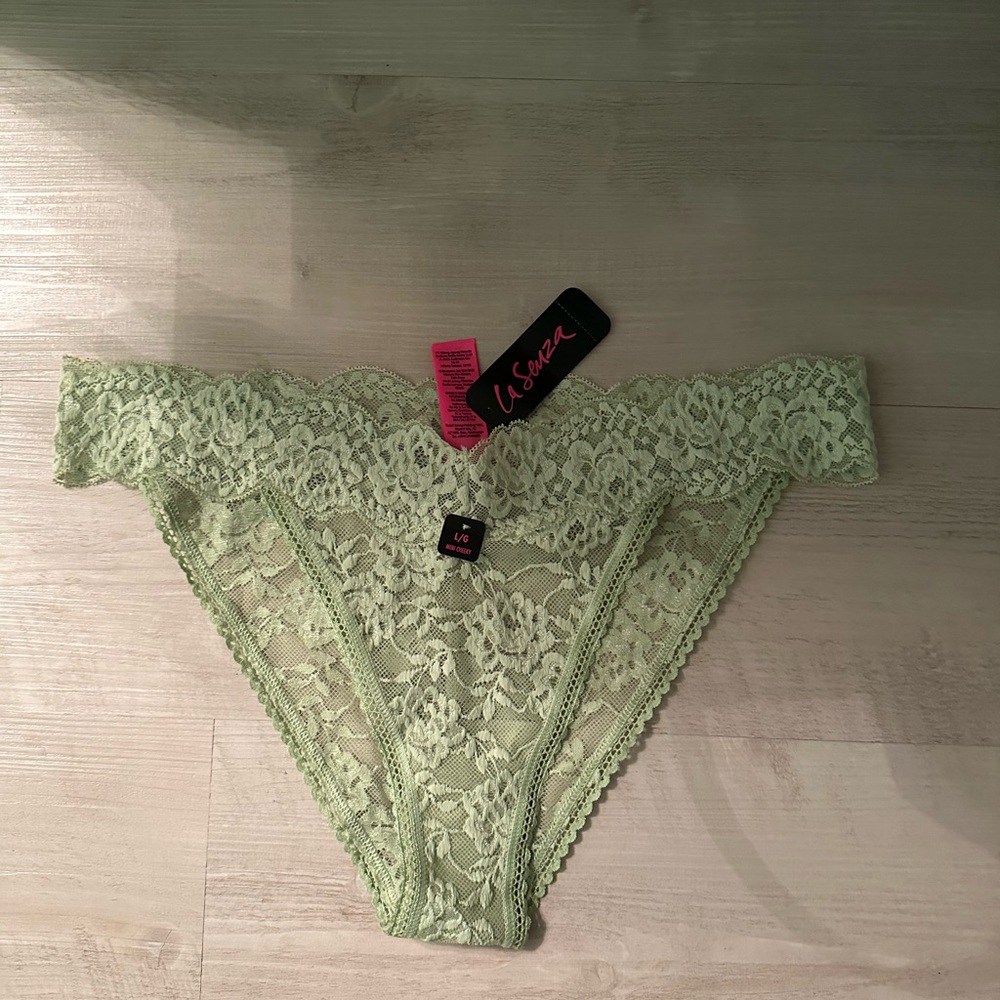🎀 2/$20 or $3 for $25 La Senza Lace Green Panties